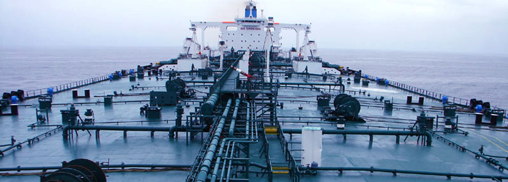 Oil_tanker_deck